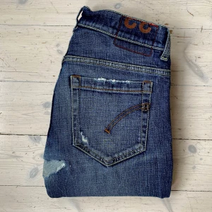 Dondup jeans George  - Sjukt feta Dondup jeans i modellen George i mycket fint skick 🙌 Jeansen har sjukt najs slitningar och en lagning i skrevet men den syns inte vid användning 👍 Skriv vid fråga 👍 
