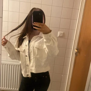 Vit jeansjacka - Vit jeans jacka i bra skick!💞