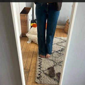 Populära Nakd jeans  - Snygga blå jeans med najs passform. Klassisk denimfärg. 