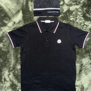 Moncler Polo skjorta - LV mössa - Tjena! De är helt nya och jag säljer dem som ett par. Storlek S på tröjan. 