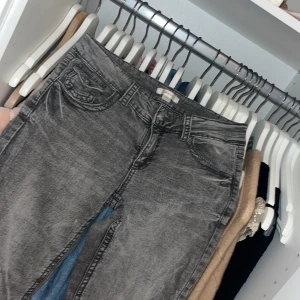 Bootcut jeans från Gina Tricot❤️ - Snygga grå jeans från Gina Tricot❤️ Jeansen är bootcut❤️ jeansen är sköna och perfekta för hösten,skriv för fler bilder eller prisförslag❤️🫰🏼