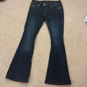 True Religion Joey Low Rise Flare Jeans - Mörkblå jeans från True Religion, modell Joey Low Rise Flare. Nypris 1299kr💗