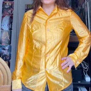 Gul retro blus - Fin blus från cirka 70/80-talet. Jag kan mötas upp i Uddevalla centrum, annars fraktar jag gärna. Köparen står för frakten. (Står ej för postens slarv) katt finns i hemmet. 