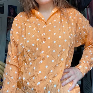 Orange pricking blus  - Prickig blus med fickor. Jag kan mötas upp i Uddevalla centrum, annars fraktar jag gärna. Köparen står för frakten. (Står ej för postens slarv) katt finns i hemmet. 