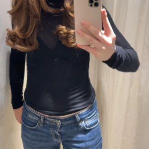 Intimissimi Tröja Svart  - Säljer min jättesnygga tröja från intimissimi! Svart färg och gjort i modalkashmir så den är jätteskön med bra kvalité, nypris 490kr