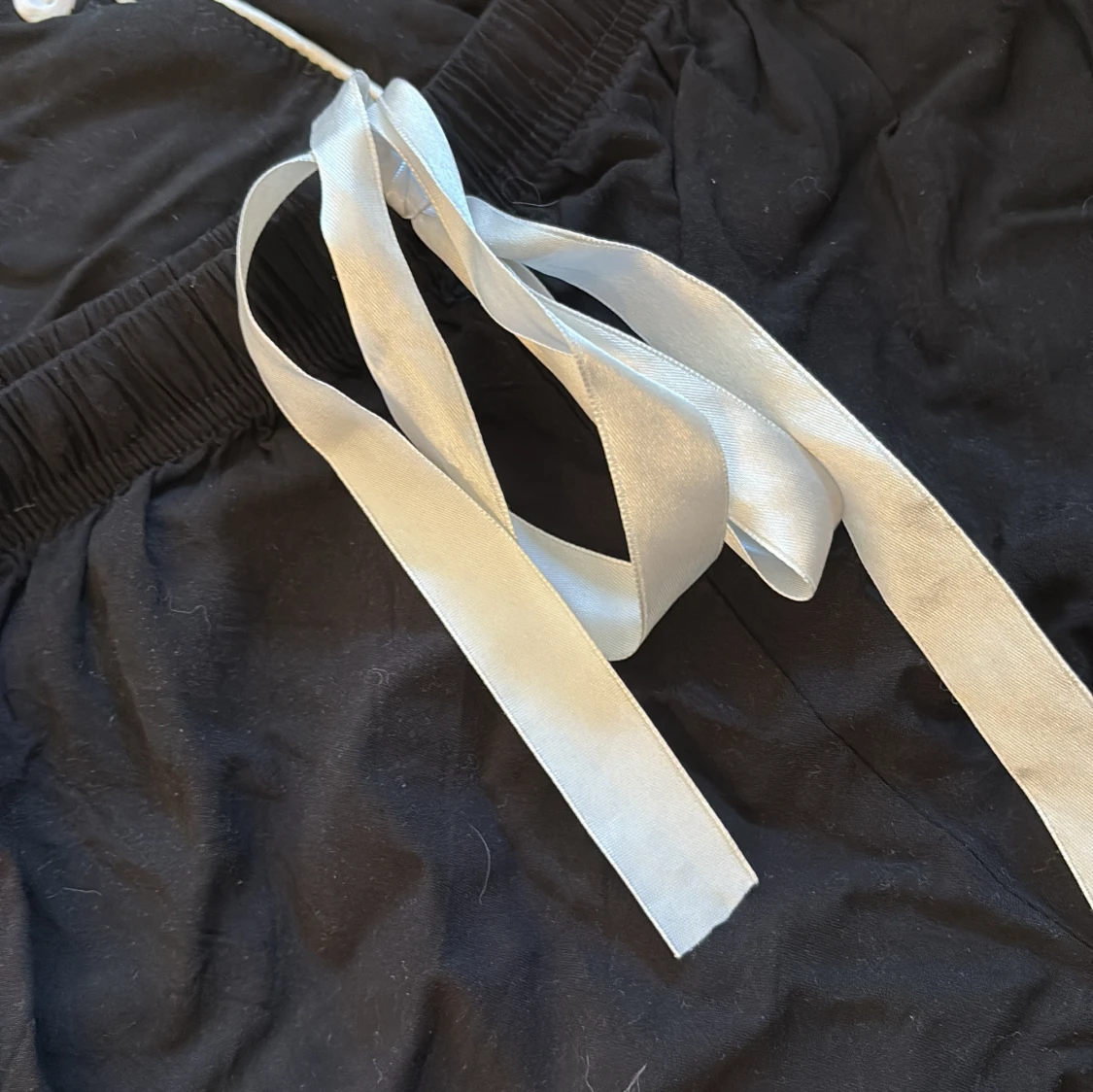 Svart pyjamas med vit snörning - 2