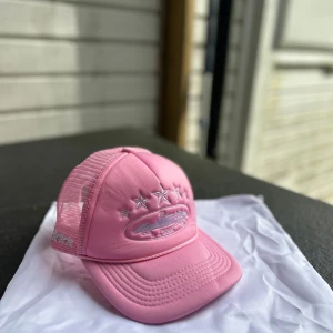 Cortez Keps - Snygg rosa keps med mesh på sidorna och bak, samt broderade stjärnor och motiv framtill. Kepsen har böjd skärm och justerbar passform. Perfekt accessoar för en cool och sportig look.