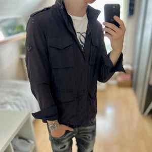 J.Lindeberg Field Jacket - Bra skick, mycket urtvättad men annars fint. Storlek M passar dig som är mellan 178-188cm. Nypris ca 3500kr. Modellen är 185 cm, 79 kg. Passar bra nu till hösten. Skriv för mer information!🤝