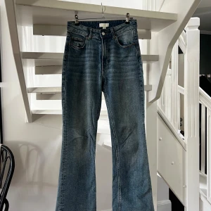 Utsvängda jeans - Utsvängda jeans ifrån h&m. Stl 36