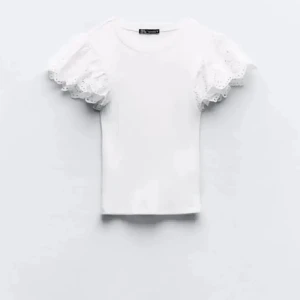 vit zara blus - så gullig zara blus i storlek s 💗 har knappt använd den