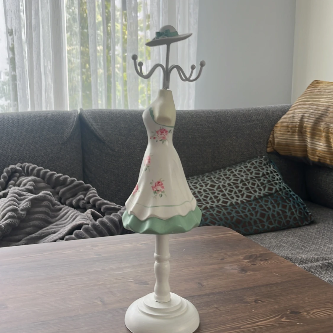 Vit blommig kortklänning med grön volang - 2