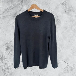 Blå stickad tröja Urban Pioneers - En stilren blå stickad tröja från Urban Pioneers i storlek M. Tröjan har rund hals och långa ärmar, perfekt för att hålla värmen under kyliga dagar. Enkel design som funkar till många olika looks.