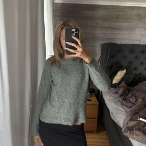 Grön stickad tröja med rund hals💖 - Säljer nu min mörkgröna stickade tröja från vero Moda säljs pågrund av att jag aldrig använt den. Köpt för 499kr nypris 300kr💖