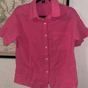 Rosa kortärmad skjorta  - Rosa skjorta från shein, tror den är helt oanvänd men i ny skick iallafall!
