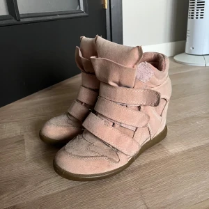Rosa mockasneakers med kilklack - Snygga sneakers i ljusrosa mocka med kilklack och breda kardborreband. Isabell marant liknande skor 