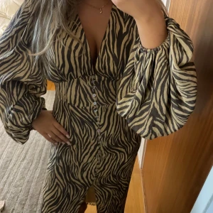 Adoore klänning med zebra mönster - Säljer denna super fina adoore klänningen som endast använts 3 gånger super fint skick. Storleken är 38 men funkar bra för en som har 36/S i storlek. Ord pris 1695kr