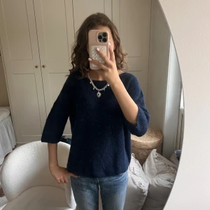 Stickad tröja med trekvartsärm - Mörkblå stickad tröja med trekvartsärm från Soaked! Inga tecken på användning! Helt slutsåld online. Nypris 700, säljer för 350💞