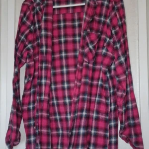 Rutig rosa långärmad skjorta - Skjortan har långa ärmar, klassisk krage och knappar framtill. Perfekt för en chill och avslappnad stil. Mjuk och skön i bomullsmaterial. Inga funna skavanker. Den är märkt som en xl men jag tycker att den snarare är en stl L.