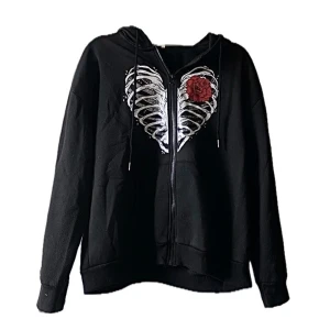 Edgy zip up - Sjukt snygg zip up me en liten edgy style, använd ett flertal ggr så kan finnas mindre defekter men inget som syns🫶Storleken säger XL men skulle säga medium ist.  Älskar, älskar, ÄLSKARRR!!