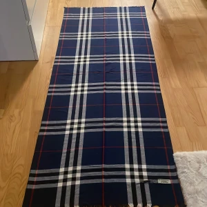 Rutig marinblå halsduk från Burberry - halsduk från Burberry.