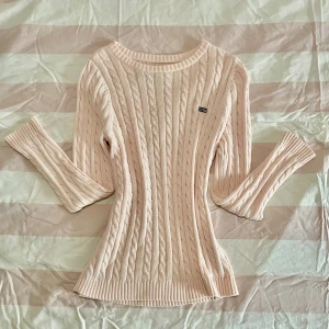 Ljusrosa kabelstickad tröja Lexington XS - Supersöt ljusrosa kabelstickad tröja från Lexington i storlek XS. Tröjan har rund halsringning, långa ärmar och ribbade muddar. liten fläck på framsidan men har aldrig testat att ta bort men går säkert!Klassisk Lexington-logga på bröstet. Priset kan sänkas!💕