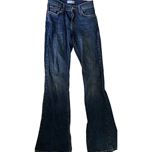 low waist jeans - Low waisted jeans från gina tricot, användna ganska mycket men ser inte slitna ut- heel biten syns nästan inte alls. Super sköna å väldigt fina men tråkigt nog… inte min stil längre </3