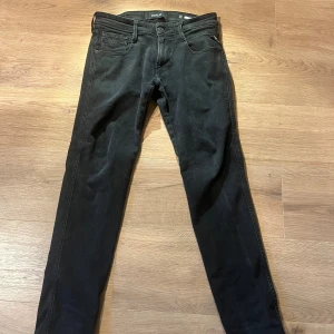 Replay jeans - Säljer ett par stiliga svarta jeans ifrån replay i storlek 30/30. Det är väldigt fint skick, inga konstigheter. Priset kan diskuterad vid snabb affär!  Mvh Filip