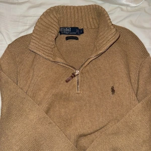  Polo Ralph Lauren half zip styckad tröja - säljer min Ralph Lauren tröja i storlek L. Passar också som oversize på mig som här S. Aldrig använt, bara testad.  