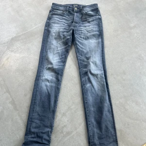 Jack & Jones Slim Straight Jeans - Mörkgrå/svarta jeans från Jack & Jones i modellen Slim Straight Tim. Klassisk femficksdesign, riktig snygg tvätt och har varit mina favorit jeans tills jag växte ur dom! De är i jätte bra skick. Hör av er vid frågor! Storlek 28/32. Ligger även ute på vinted