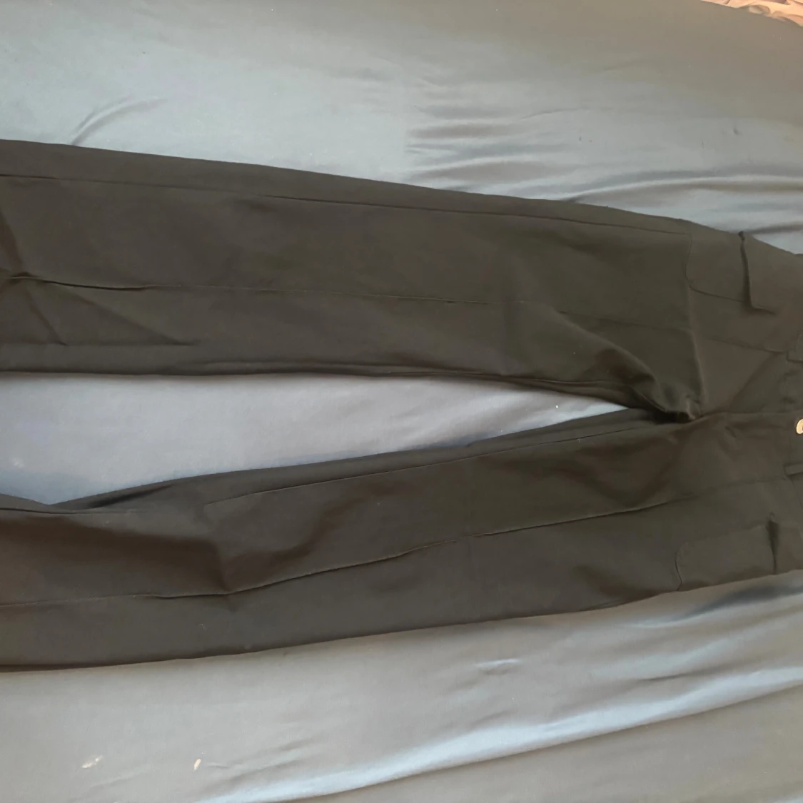 Svarta cargobyxor med fickor vid sidan  - 1