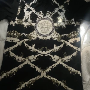 Svart och vit t-shirt från Alice Kuang - Cool svart t-shirt från Alice Kuang med Klassisk passform och korta ärmar, perfekt för dig som vill sticka ut.