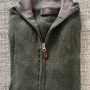 Olivgrön kofta från Morris i ull - Olivgrön kofta från Morris i mjuk ull med hel dragkedja och ribbade muddar.  Endast använd ett fåtal gånger. Som ny.