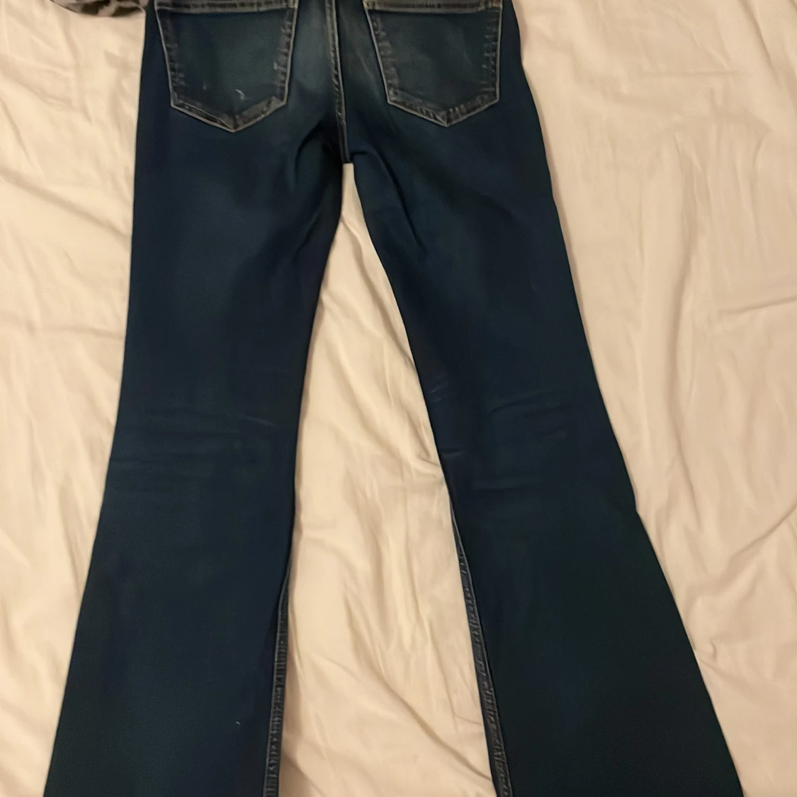 Mörkblå bootcut jeans skit snygga och väldigt bootcut  - 3