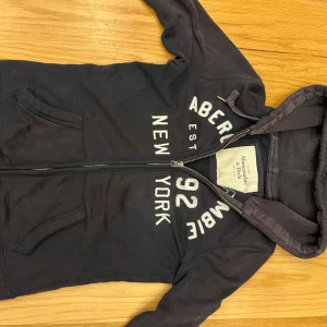 Ambercrombie & fitch zip hoodie - Säljer denna söta ambercrombie & fitch hoodien pga den inte kommer till användning längre, skriv om du har flera frågor💕