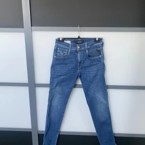 Replay anbass - Blåa Replay jeans. Har en liten lagning under vänster framfickan.