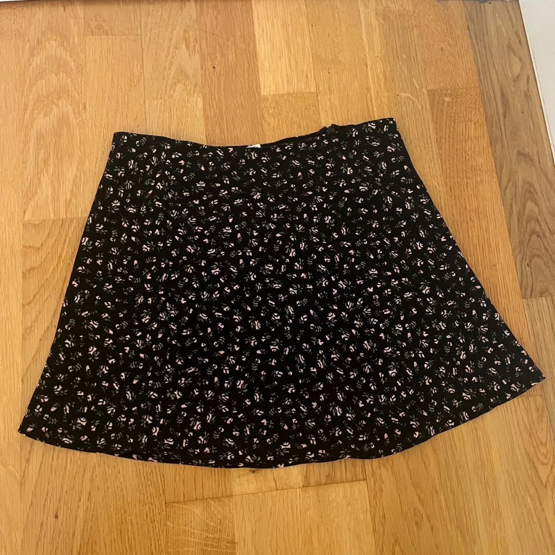 Svart blommig kjol från H&M Divided