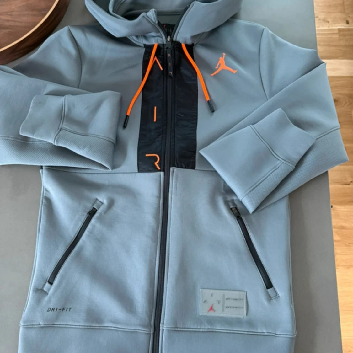 Grå Jordan hoodie med orange detaljer