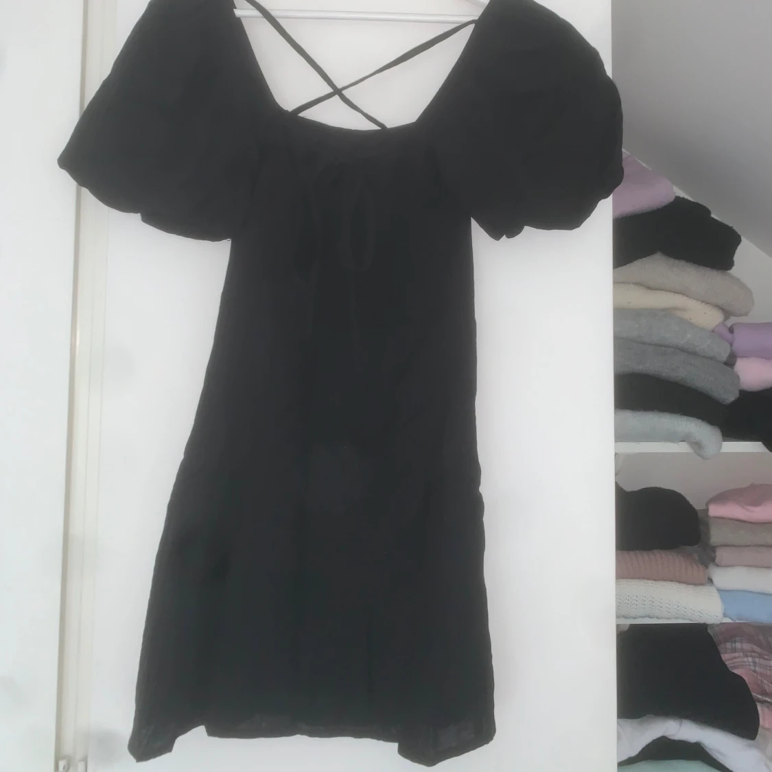 Svart kort klänning med puffärm  - 3