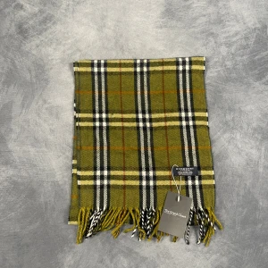 Burberry Scarf - Skick: 7/10 (Vintage), begagnad, inga defekter. | Vad som ingår: Endast halsduken. | Ordinarie pris: +- 4000 SEK / 400 €. | ​​OBS: Halsdukarna finns i samma färgsättning men kan skilja sig något i modell eller detaljer, beroende på tillverkningsår eller kollektion