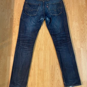 Levi’s 511 Med fet tvätt - Ett par 511 från Levi’s med genuin patina. Lyxigt nedtonade men samtidigt unika i uttrycket. Lagade mellan låren för hållbarhet. 🪡🔥 Tveka inte med att höra av dig vid funderingar eller om du vill ha fler bilder! ✌️