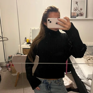 Svart tröja med halvpolokrage  - Säljer en skitsnygg svart tröja med halvpolokrage från Carin Wester. Tröjan är lite figursydd vilket inte framkommer på bilderna. Strl M men passar även xs/s.