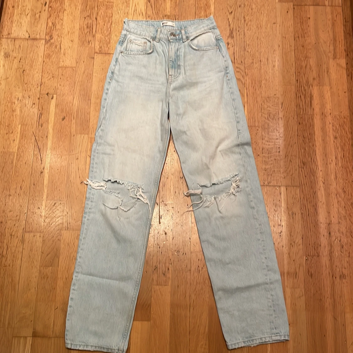 Ljusblå ripped jeans från Gina Perfect Jeans