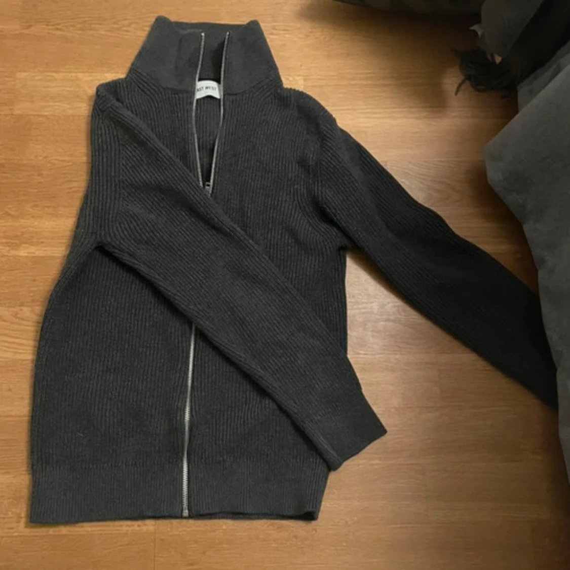 Mörkgrå stickad cardigan - 1