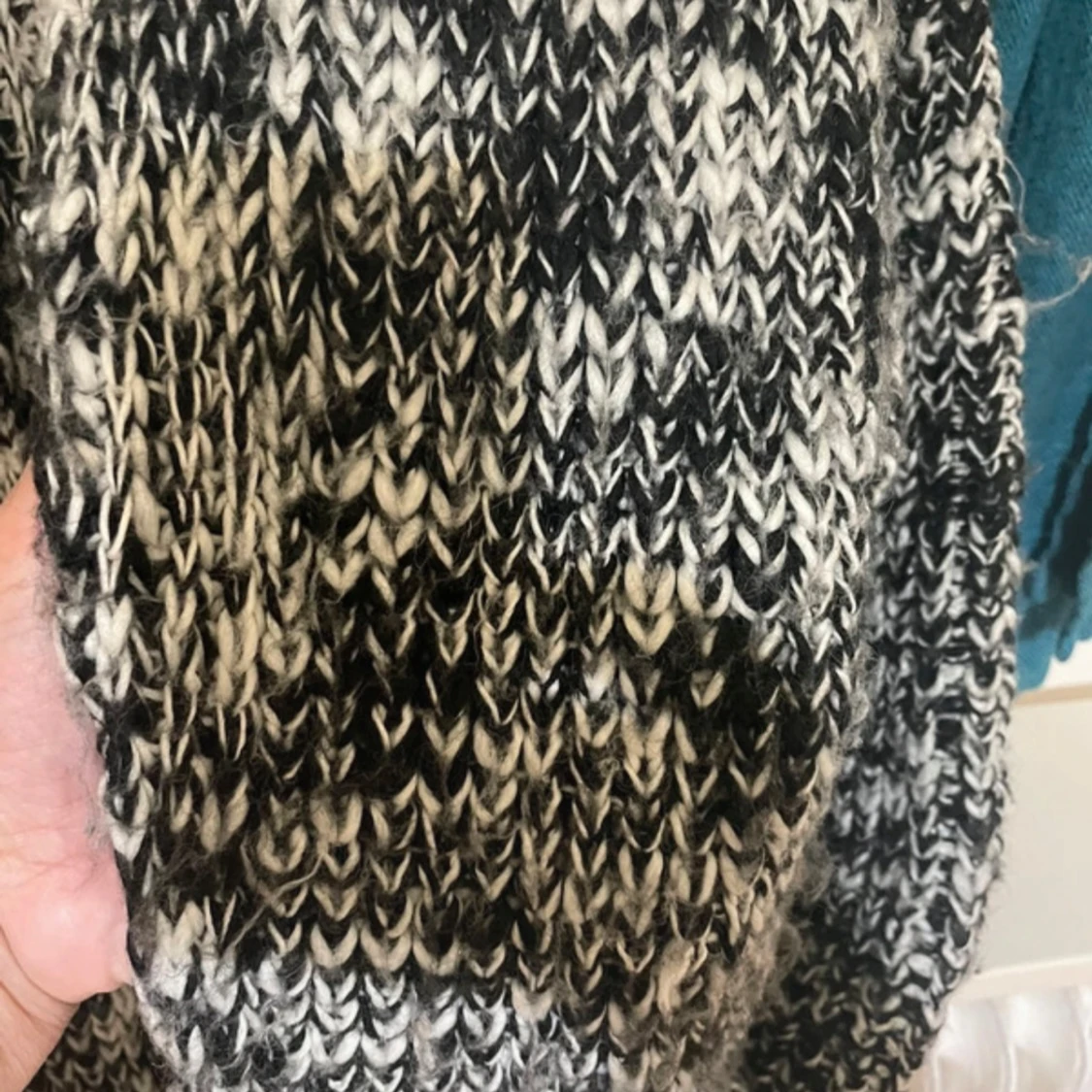 Svartvit stickad kofta med fickor - 3