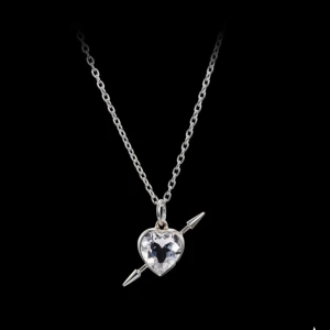 Halsband med hjärta och pil i silver -  Säljer mitt Maria Nilsdotter halsband då det inte kommer till användning, köpt för lite mindre än ett år sen💕