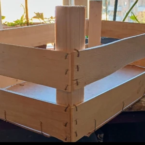 Cool vintage låda i trä  - Cool vintage låda och udda inrednings detalj till hemmet eller användas som en snygg förvarings låda till diverse misc. Mått: 51*30 och djupet är: 14 cm, men med dem långa hör pinnarna 20 cm.