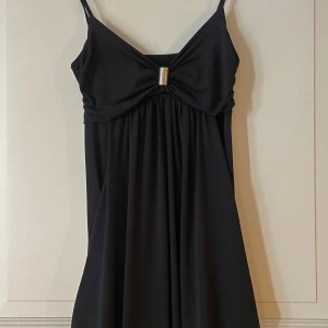 Svart minidress  - En svart kort klänning med en ”puffig” underdel. Den har en silverdetalj och ett väldigt skönt och lent material. Jag vet inte vilket märke den är ifrån tyvärr, men den är köpt på röda korset. Hör av dig om du har frågor eller är intresserad! 🥳🪩💃