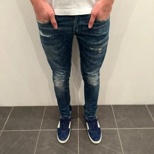 Dondup Jeans George  - Dondup Jeans George! Trendigaste jeansen på marknaden.  Skick= 9,5/10 Ny pris= 4000 kr Säljs för= 899 kr (Modellen har original slitningar från fabrik vilket är väldigt eftertraktat och populärt) 