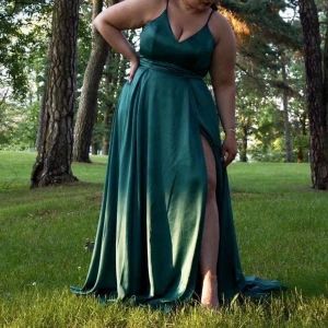 Grön långklänning med slits - Köpt från Diamar klänningsbutik i Jönköping för 4000kr. Använd ett tillfälle 