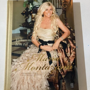 Välkommen hem till Maria Montazami - En lyxig och inspirerande bok fylld med bilder från Maria Montazamis glamorösa hem, vackra detaljer, smycken och makeup. Perfekt för dig som gillar inredning, fest och en glimt av kändislivets vardag.